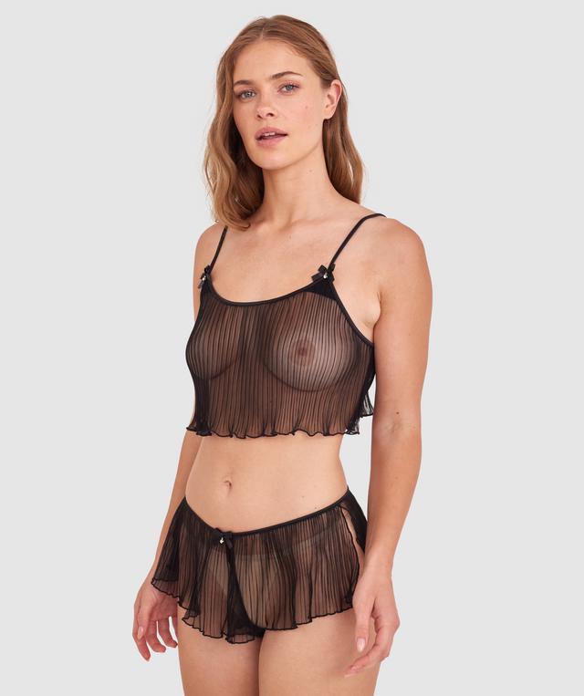 Sianie wears a size 10 B/C bra and size 10 underwear. She is 175cm tall and has measurements of 85cm bust a 66cm waist and 93cm hips.