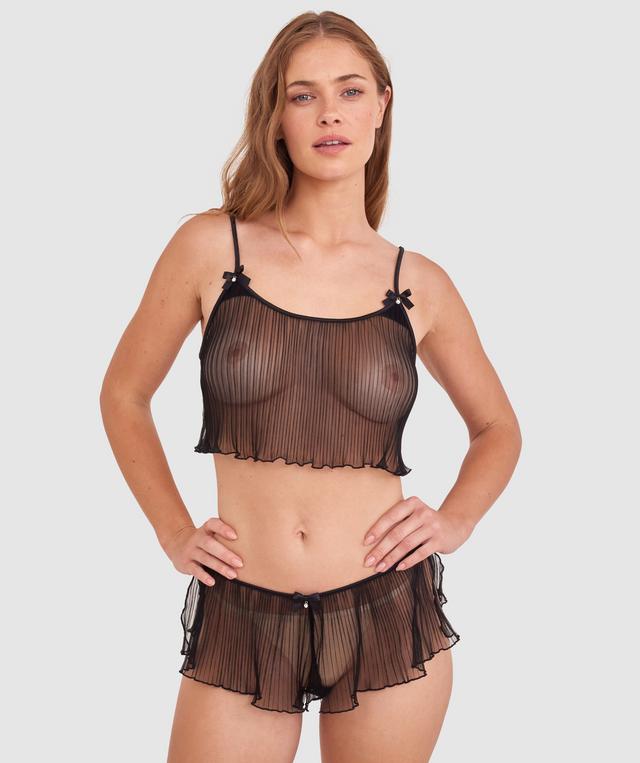 Sianie wears a size 10 B/C bra and size 10 underwear. She is 175cm tall and has measurements of 85cm bust a 66cm waist and 93cm hips.