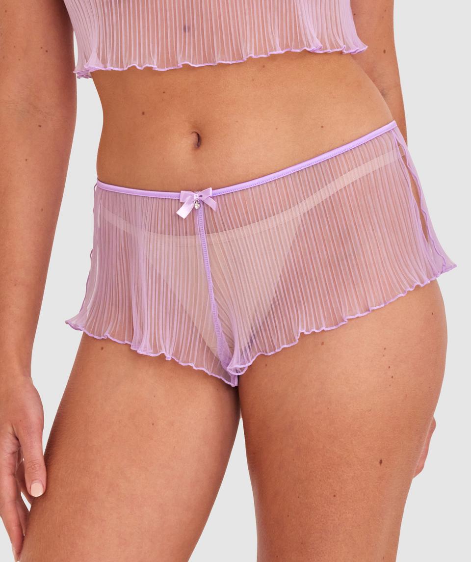 Phoebe is wearing a 10C/S top and 10/S bottom, with bust 83cm/33in, waist 62cm/24 1/2in, and hip 89cm/35in. She stands at 178cm/5'10in.