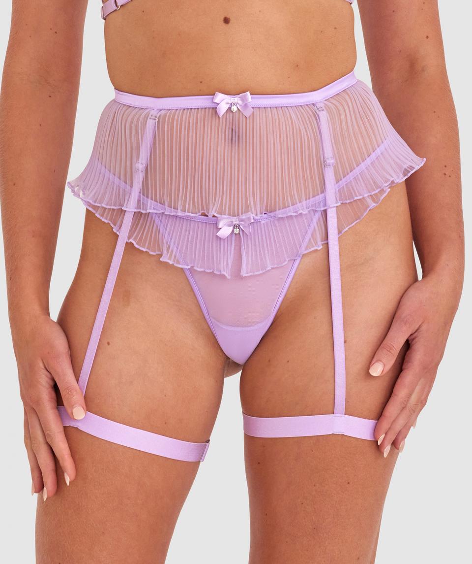 Phoebe is wearing a 10C/S top and 10/S bottom, with bust 83cm/33in, waist 62cm/24 1/2in, and hip 89cm/35in. She stands at 178cm/5'10in.