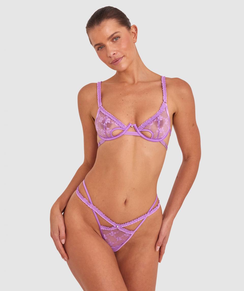 Kris wears a size 10C bra and size 10 underwear. She is 181cm tall and has measurements of 84cm bust a 66cm waist and 99cm hips.