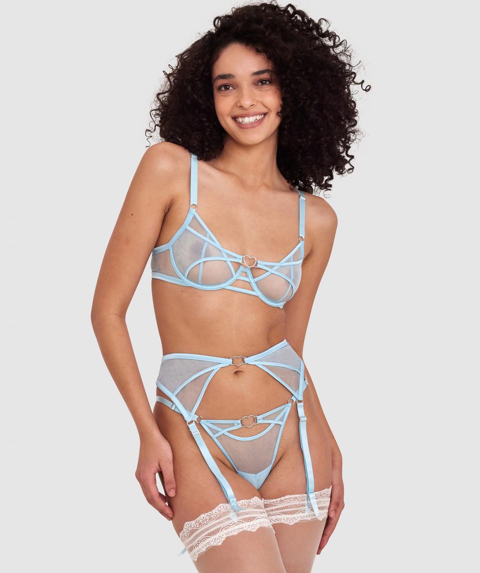 Brooke is wearing a 12DD/M top and 12/M bottom, with bust 99cm/39in, waist 82cm/32.5in, and hip 106cm/42 1/2in. She stands at 175cm/5'8in.