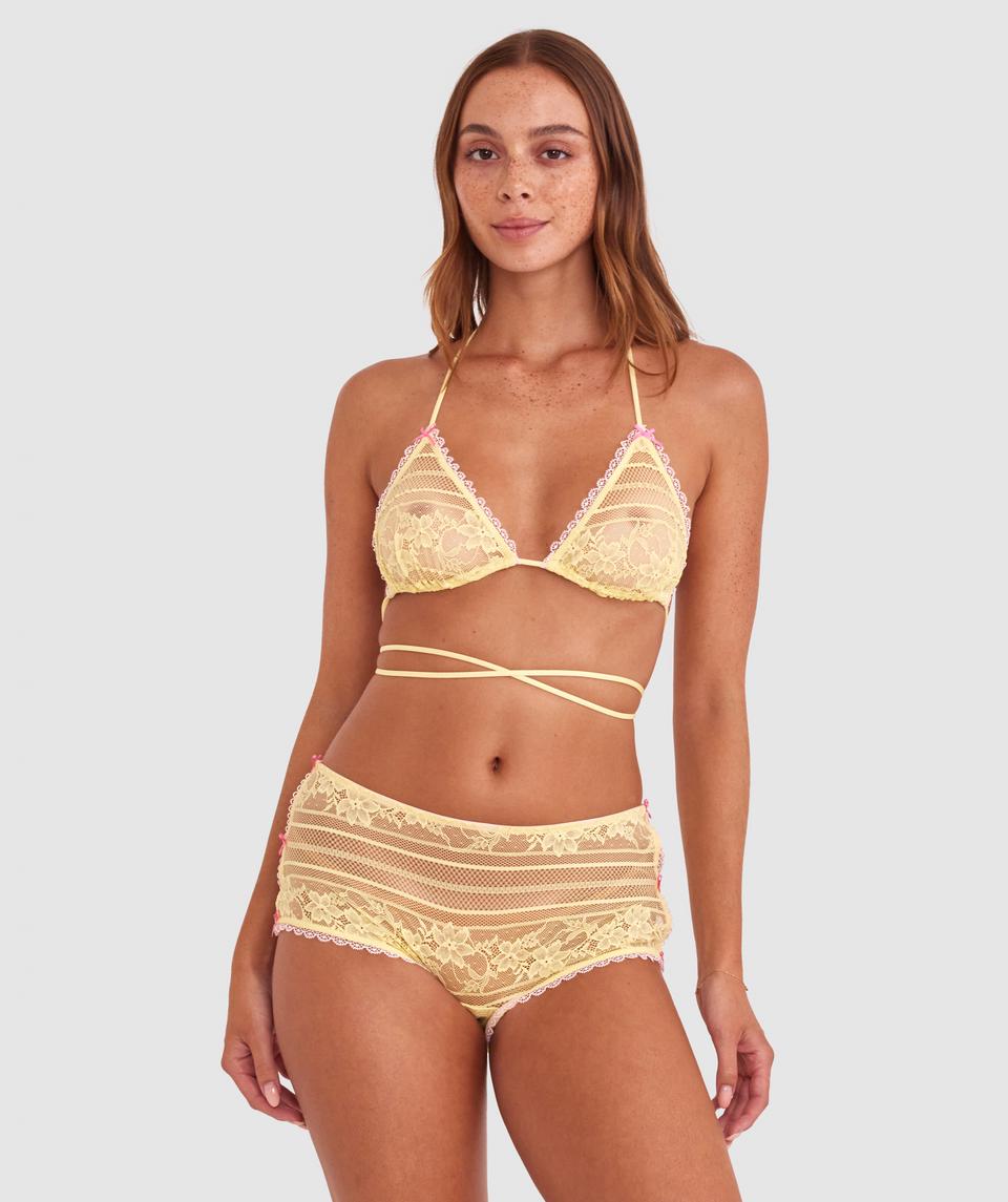 Emma is wearing a 10BC bra and 10 underwear, with bust 81cm/32in, waist 64cm/25in, and hip 93cm/36.5in. She stands at 173cm/5'8in.
