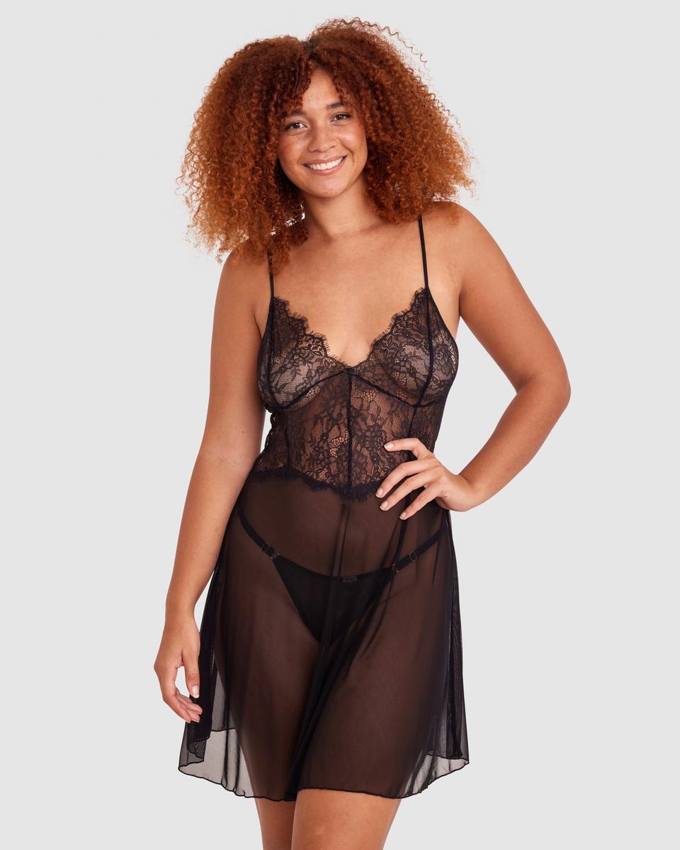 Sarah is wearing a 10B/C top and 10 bottom, with bust 85cm/33.5in, waist 66cm/26in, and hip 99cm/39in. She stands at 174cm/5'7in.