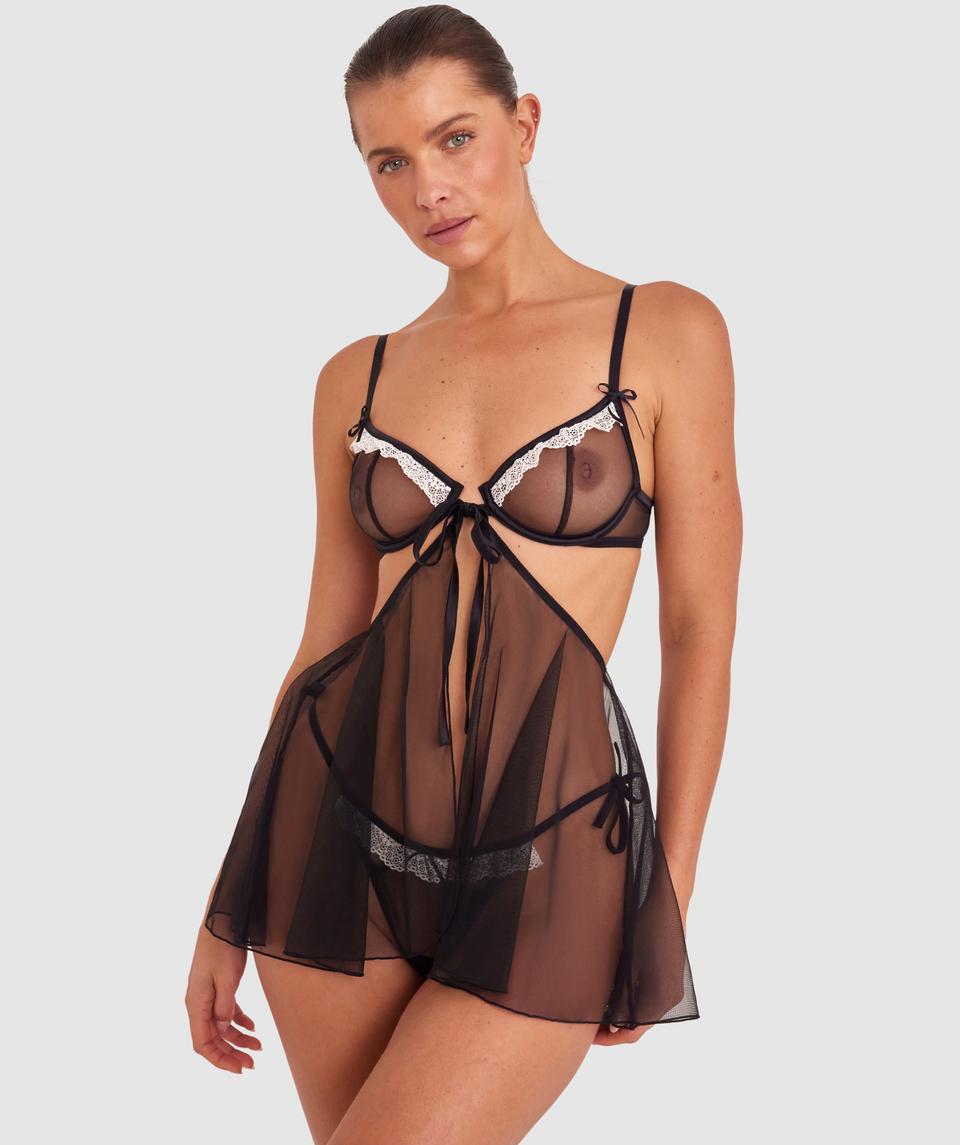 Kris wears a size 10C bra and size 10 underwear. She is 181cm tall and has measurements of 84cm bust a 66cm waist and 99cm hips.
