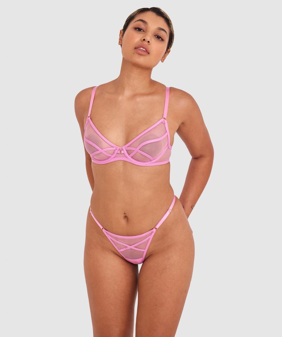 Sarah is wearing a 10B/C top and 10 bottom, with bust 85cm/33.5in, waist 66cm/26in, and hip 99cm/39in. She stands at 174cm/5'7in.
