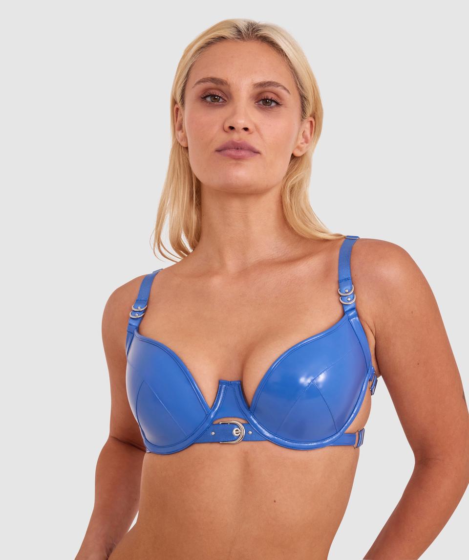 Chloe is wearing a 10C/S top and 10/S bottom, with bust 84cm/33in, waist 61cm/24in, and hip 94cm/37in. She stands at 170cm/5'7in.