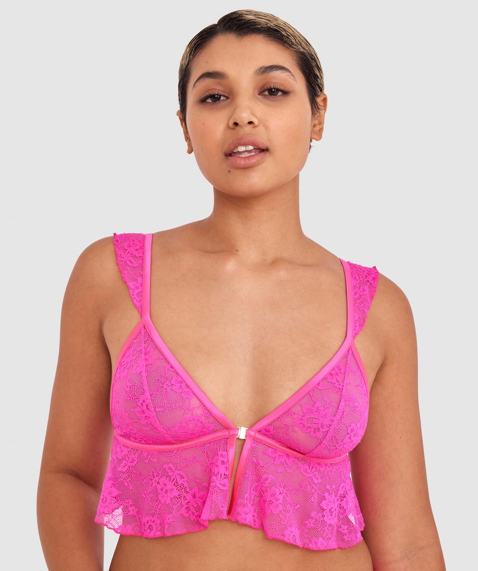 Sarah is wearing a 10B/C top and 10 bottom, with bust 85cm/33.5in, waist 66cm/26in, and hip 99cm/39in. She stands at 174cm/5'7in.