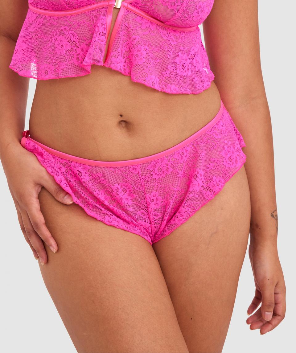 Sarah is wearing a 10B/C top and 10 bottom, with bust 85cm/33.5in, waist 66cm/26in, and hip 99cm/39in. She stands at 174cm/5'7in.