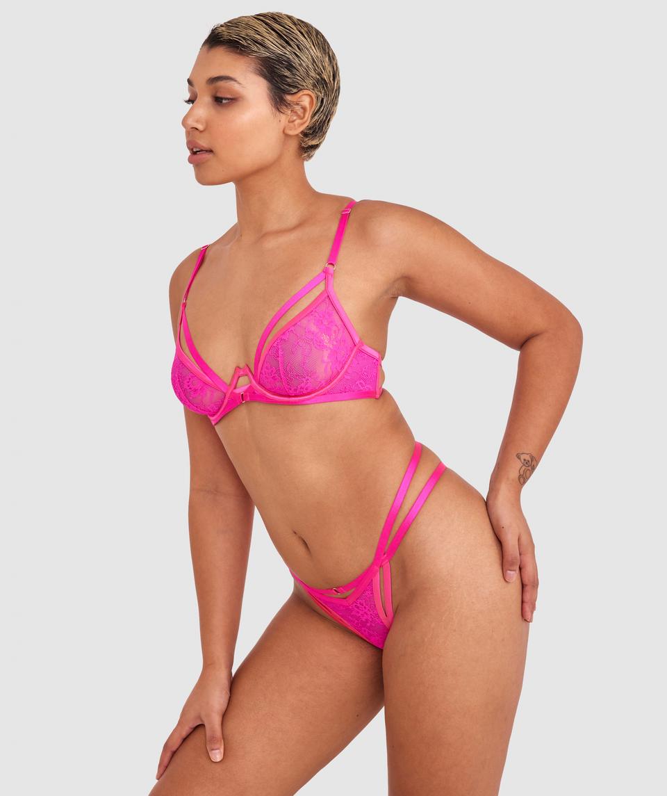 Sarah is wearing a 10B/C top and 10 bottom, with bust 85cm/33.5in, waist 66cm/26in, and hip 99cm/39in. She stands at 174cm/5'7in.