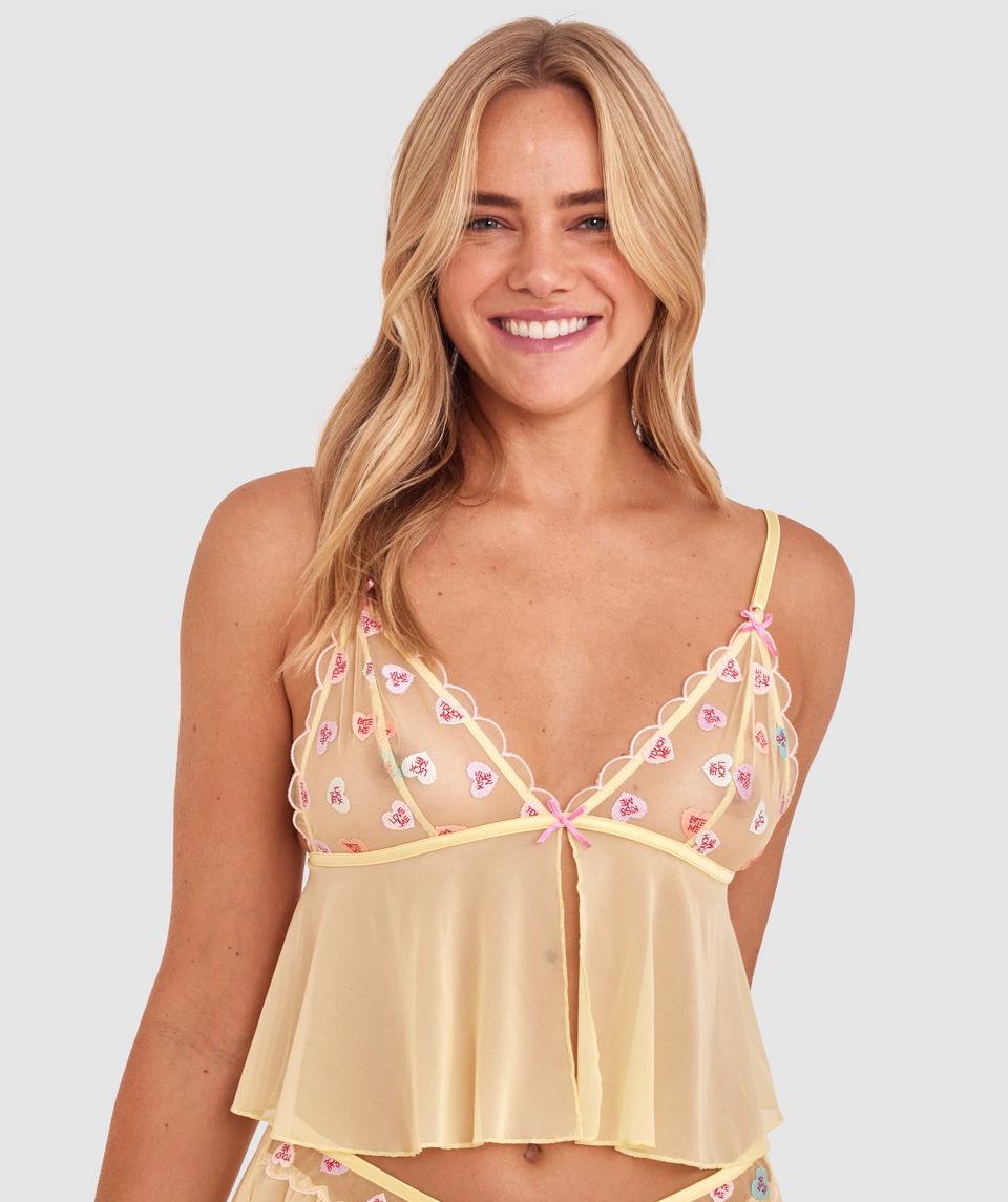 Phoebe is wearing a 10C/S top and 10/S bottom, with bust 83cm/33in, waist 62cm/24 1/2in, and hip 89cm/35in. She stands at 178cm/5'10in.