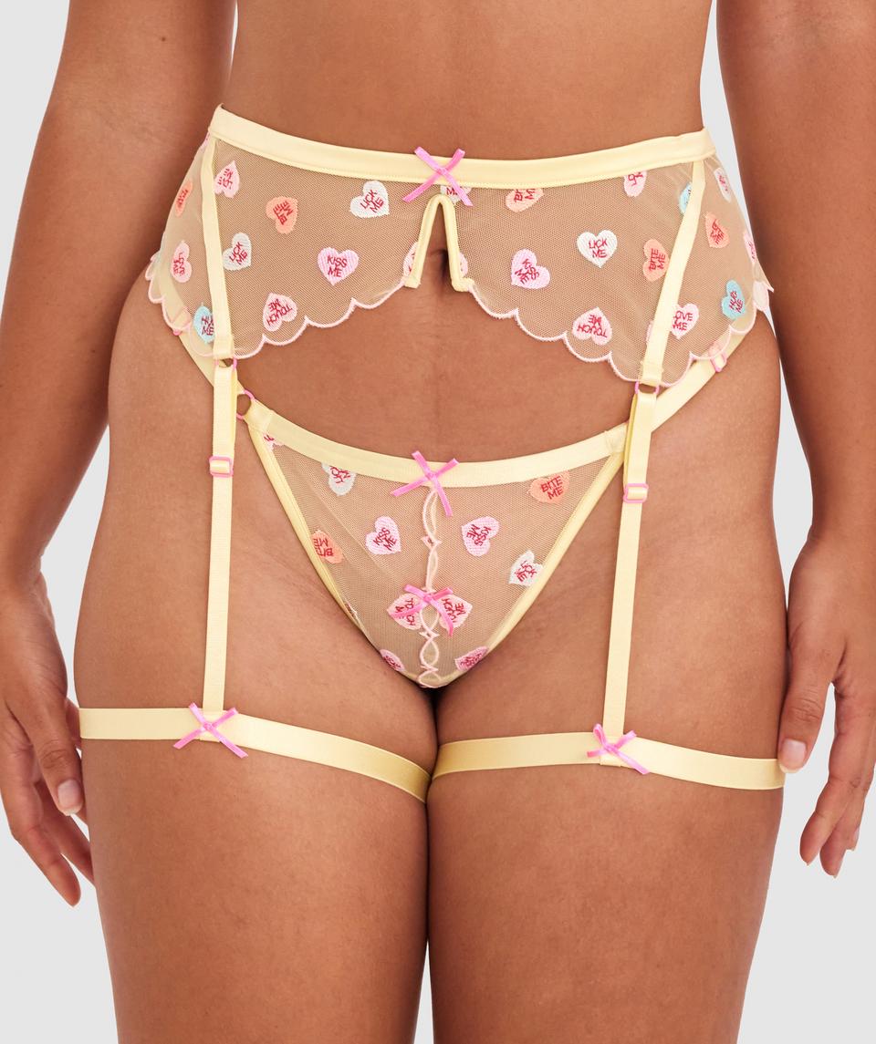 Zara is wearing a 12DD top and 12 bottom, with bust 89cm/35in, waist 71cm/28in, and hip 102cm/40in. She stands at 180cm/5'11in.