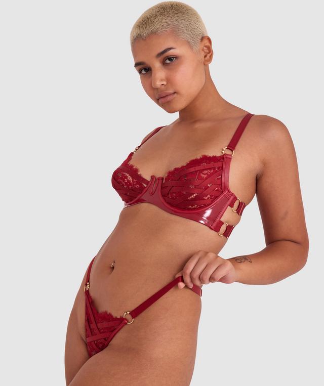 Sarah is wearing a 10B/C top and 10 bottom, with bust 85cm/33.5in, waist 66cm/26in, and hip 99cm/39in. She stands at 174cm/5'7in.