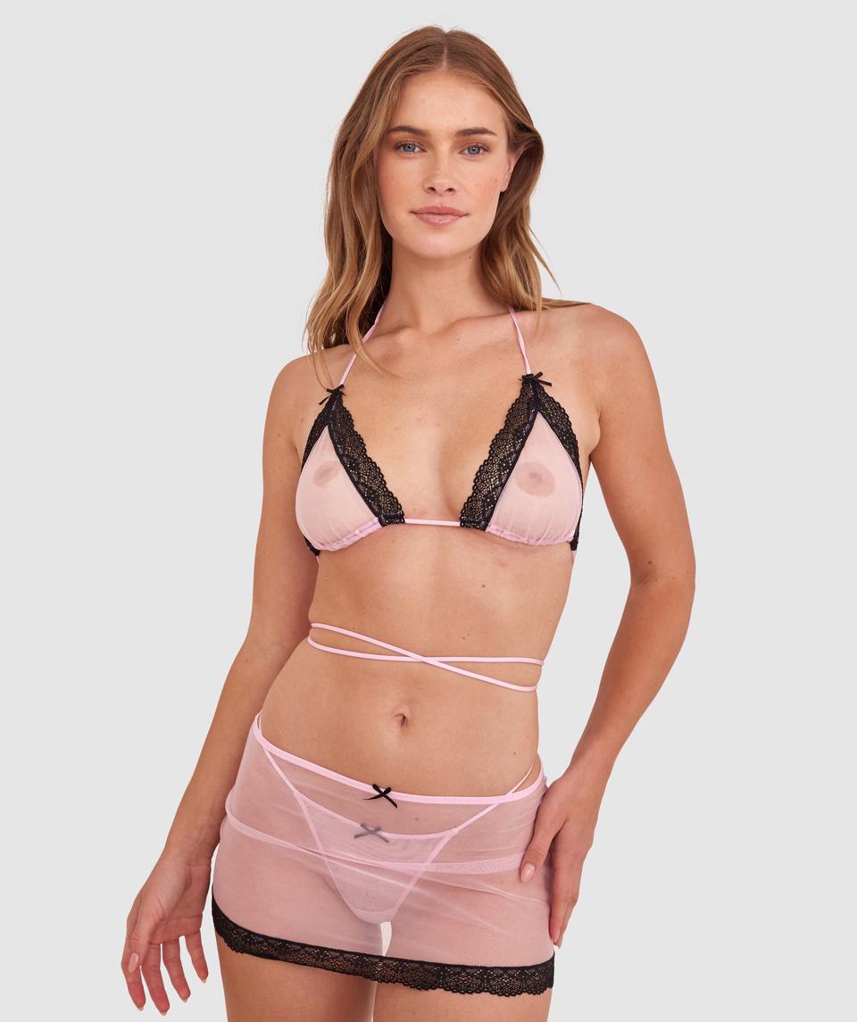 Sianie  wears a size 10 B/C bra and size 10 underwear. She is 175cm tall and has measurements of 85cm bust a 66cm waist and 93cm hips.