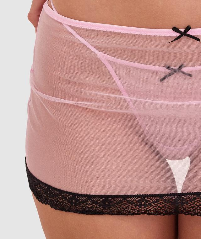 Sianie  wears a size 10 B/C bra and size 10 underwear. She is 175cm tall and has measurements of 85cm bust a 66cm waist and 93cm hips.