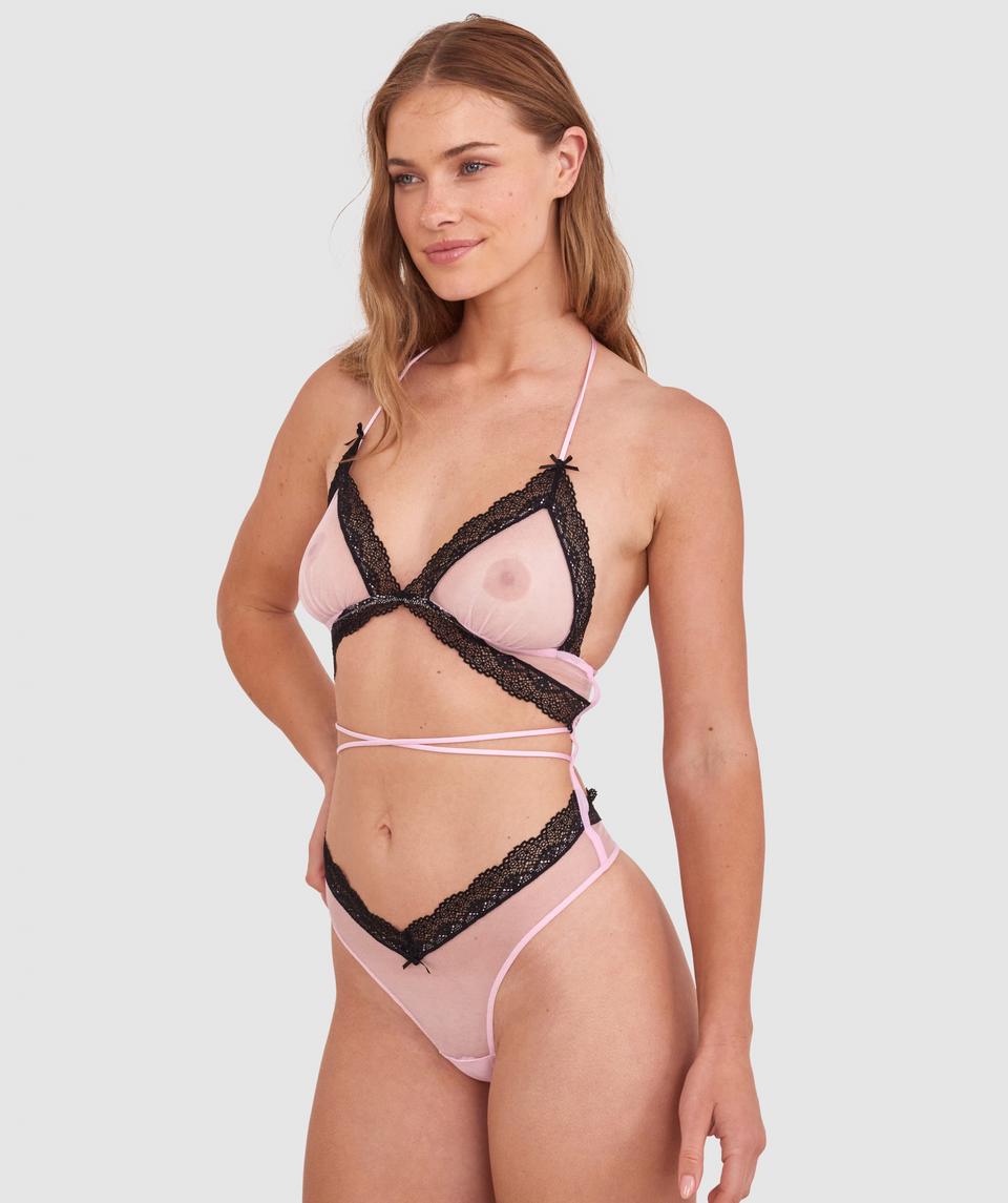 Sianie wears a size 10 B/C bra and size 10 underwear. She is 175cm tall and has measurements of 85cm bust a 66cm waist and 93cm hips.