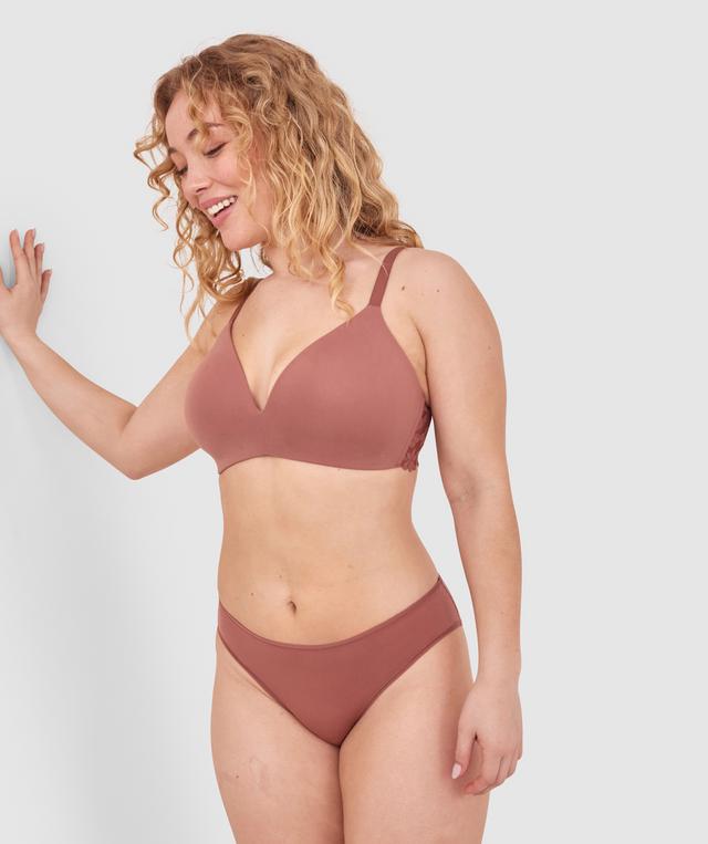 Tay G wears a size 12DD bra and size 12 underwear. She is 161cm tall and has measurements of 92cm bust a 71cm waist and 101cm hips.
