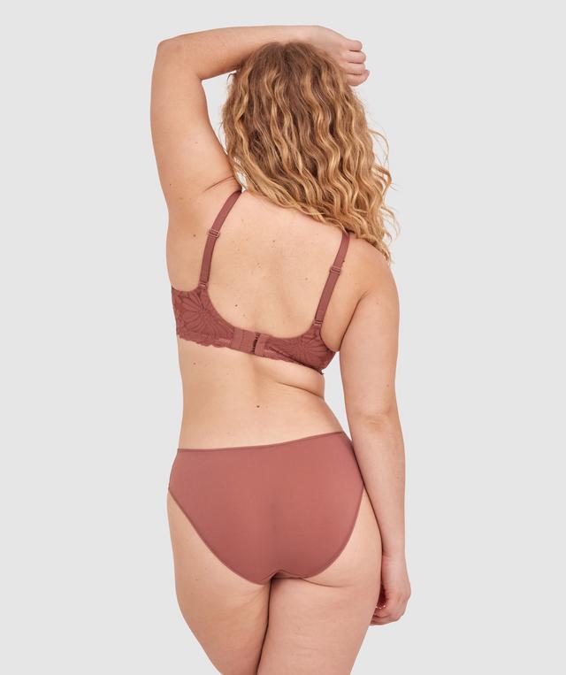 Tay G wears a size 12DD bra and size 12 underwear. She is 161cm tall and has measurements of 92cm bust a 71cm waist and 101cm hips.