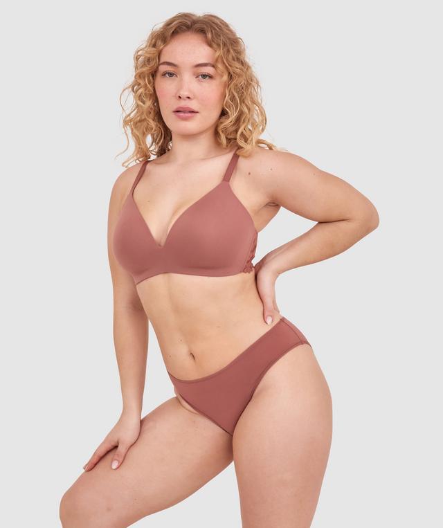 Tay G wears a size 12DD bra and size 12 underwear. She is 161cm tall and has measurements of 92cm bust a 71cm waist and 101cm hips.