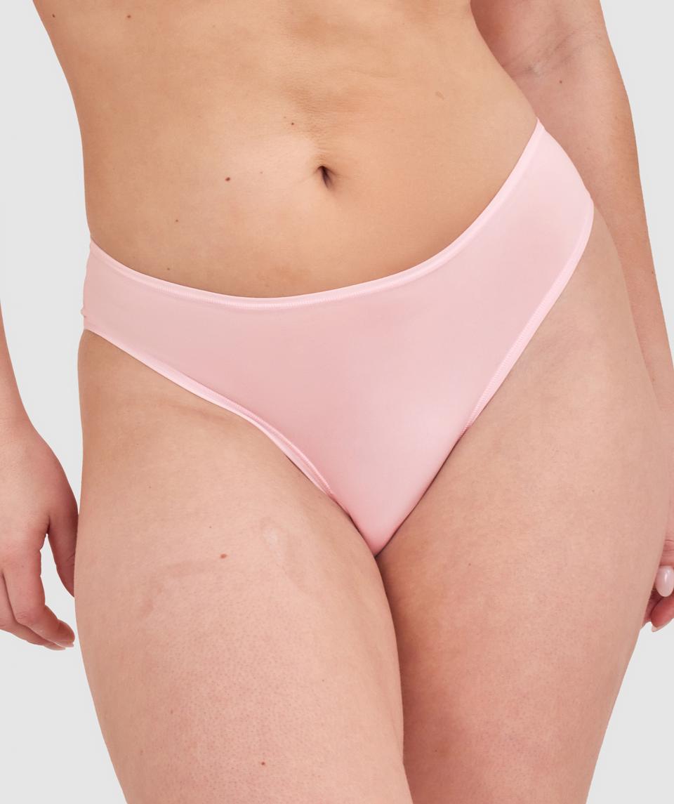 Tay G wears a size 12DD bra and size 12 underwear. She is 161cm tall and has measurements of 92cm bust, a 71cm waist and 101cm hips.