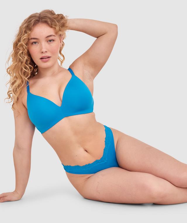 Tay G wears a size 12DD bra and size 12 underwear. She is 161cm tall and has measurements of 92cm bust a 71cm waist and 101cm hips.