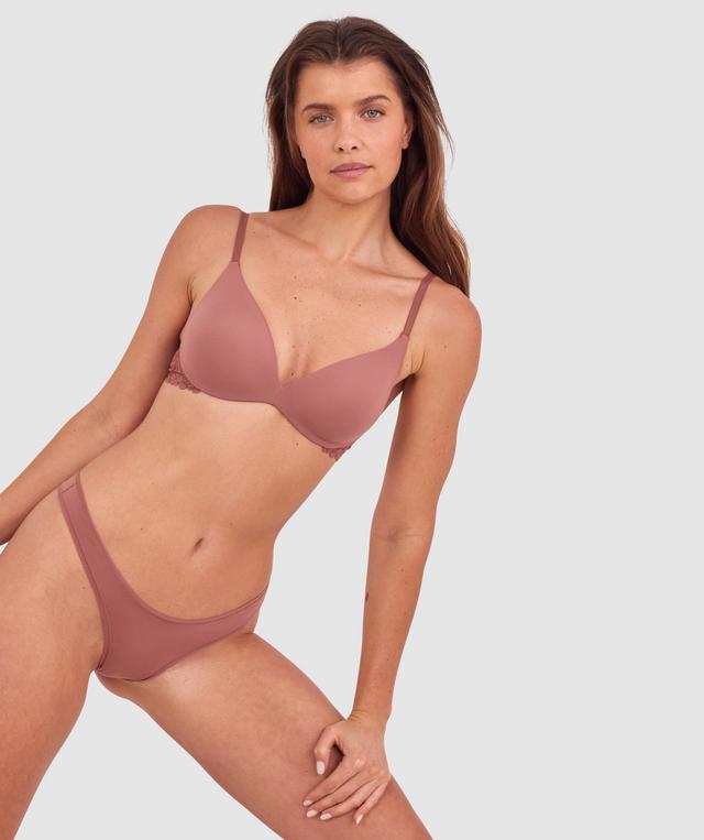 Kris wears a size 10C bra and size 10 underwear. She is 181cm tall and has measurements of 84cm bust a 66cm waist and 99cm hips.