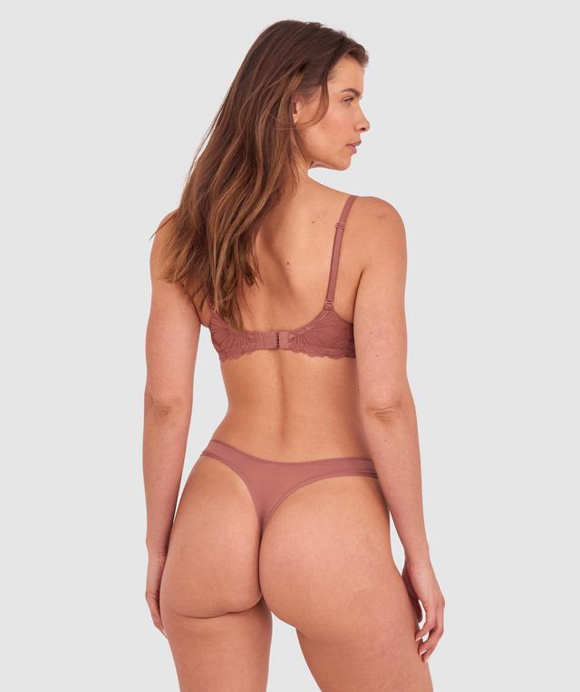 Kris wears a size 10C bra and size 10 underwear. She is 181cm tall and has measurements of 84cm bust a 66cm waist and 99cm hips.