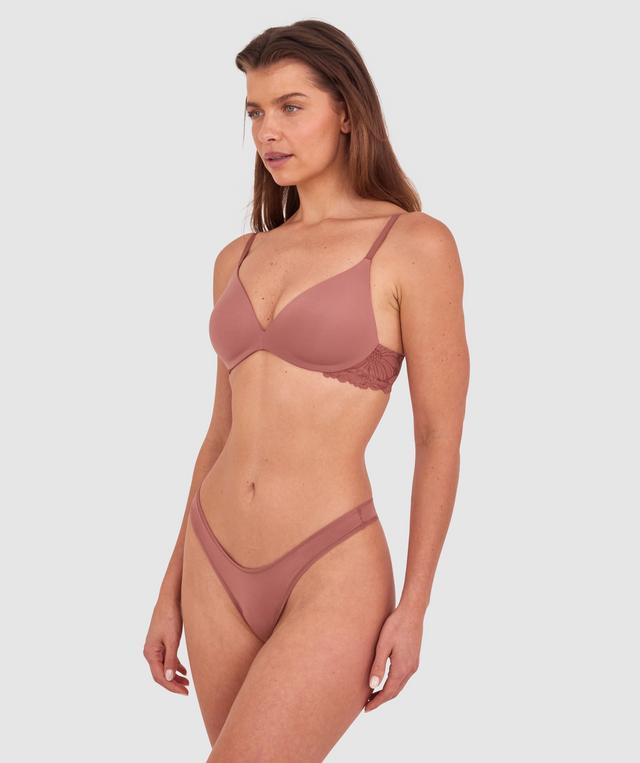Kris wears a size 10C bra and size 10 underwear. She is 181cm tall and has measurements of 84cm bust a 66cm waist and 99cm hips.