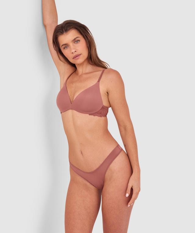 Kris wears a size 10C bra and size 10 underwear. She is 181cm tall and has measurements of 84cm bust a 66cm waist and 99cm hips.