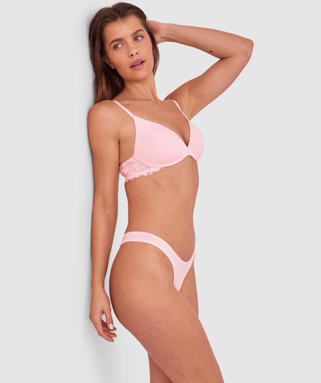Kris wears a size 10C bra and size 10 underwear. She is 181cm tall and has measurements of 84cm bust a 66cm waist and 99cm hips.