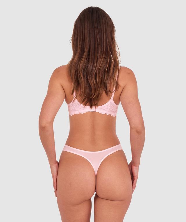 Kris wears a size 10C bra and size 10 underwear. She is 181cm tall and has measurements of 84cm bust a 66cm waist and 99cm hips.