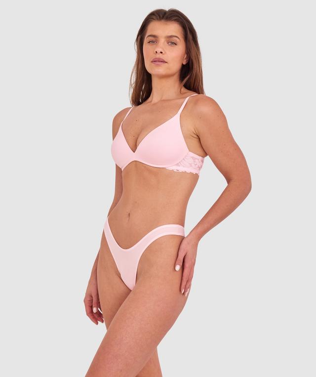 Kris wears a size 10C bra and size 10 underwear. She is 181cm tall and has measurements of 84cm bust a 66cm waist and 99cm hips.