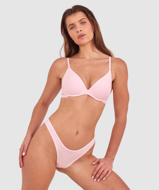 Kris wears a size 10C bra and size 10 underwear. She is 181cm tall and has measurements of 84cm bust a 66cm waist and 99cm hips.