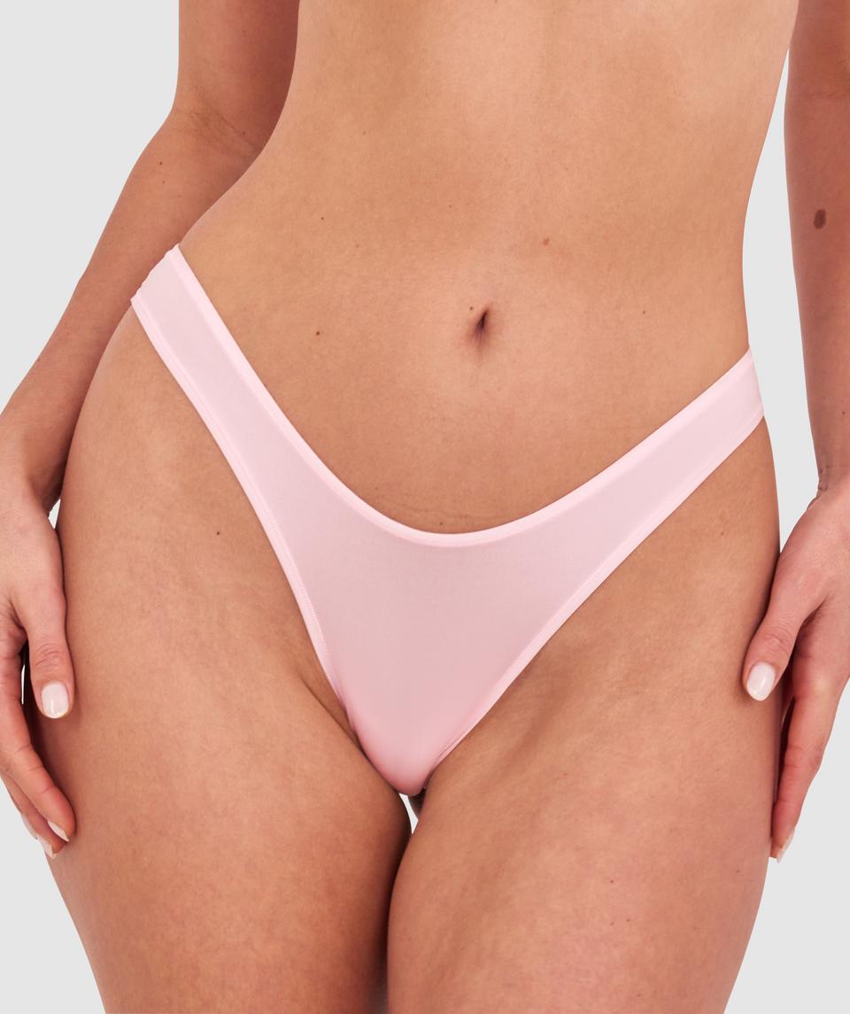 Kris wears a size 10C bra and size 10 underwear. She is 181cm tall and has measurements of 84cm bust a 66cm waist and 99cm hips.