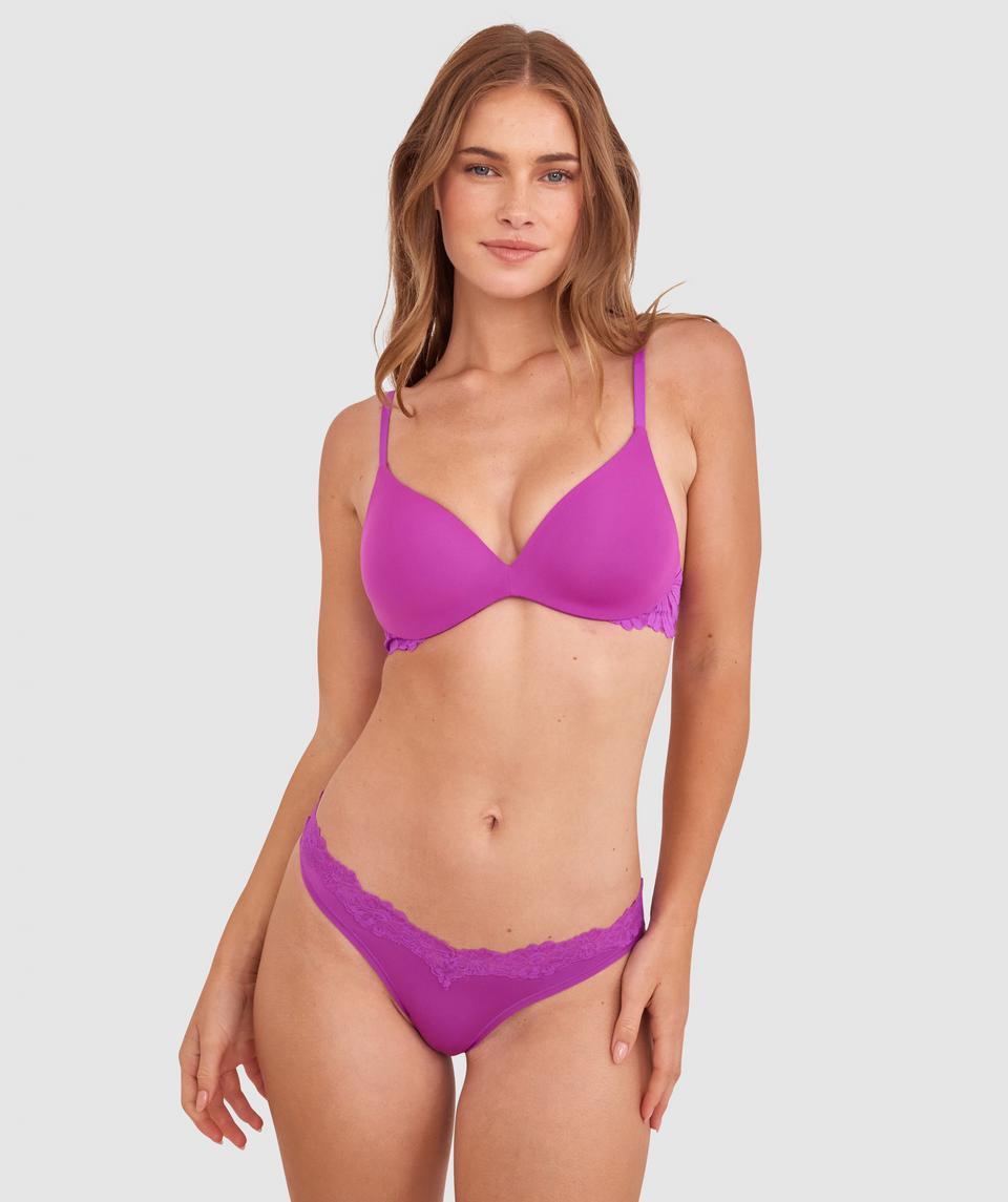 Sianie wears a size 10 B/C bra and size 10 underwear. She is 175cm tall and has measurements of 85cm bust a 66cm waist and 93cm hips.