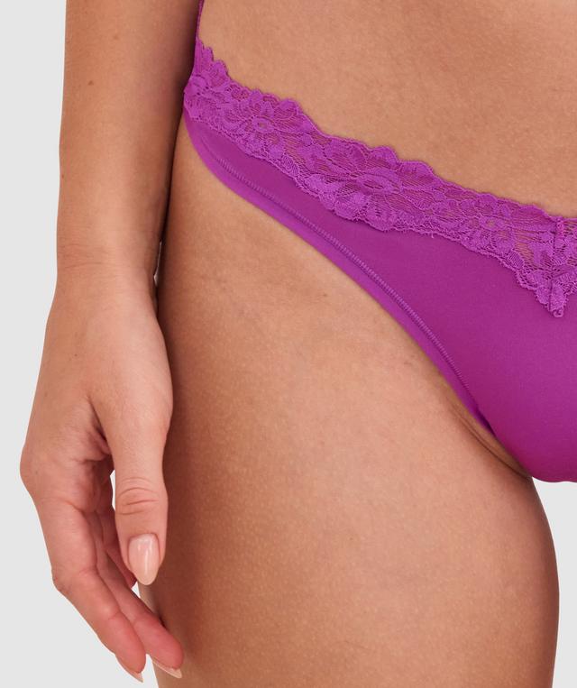 Sianie wears a size 10 B/C bra and size 10 underwear. She is 175cm tall and has measurements of 85cm bust a 66cm waist and 93cm hips.