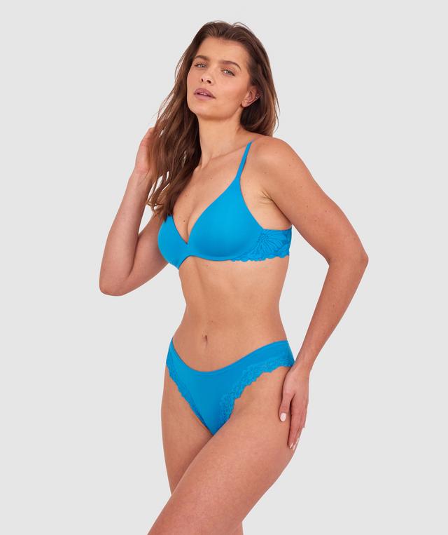 Kris wears a size 10C bra and size 10 underwear. She is 181cm tall and has measurements of 84cm bust a 66cm waist and 99cm hips.