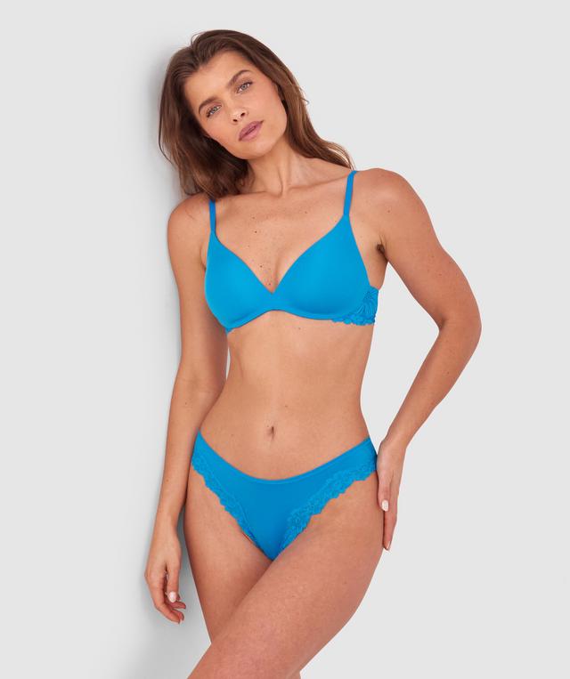Kris wears a size 10C bra and size 10 underwear. She is 181cm tall and has measurements of 84cm bust a 66cm waist and 99cm hips.