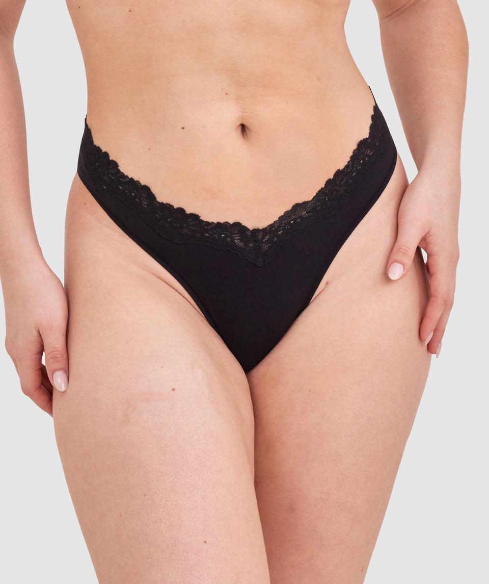 Tay G wears a size 12DD bra and size 12 underwear. She is 161cm tall and has measurements of 92cm bust, a 71cm waist and 101cm hips.