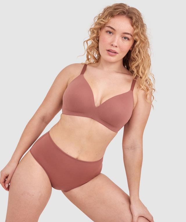 Tay G wears a size 12DD bra and size 12 underwear. She is 161cm tall and has measurements of 92cm bust a 71cm waist and 101cm hips.