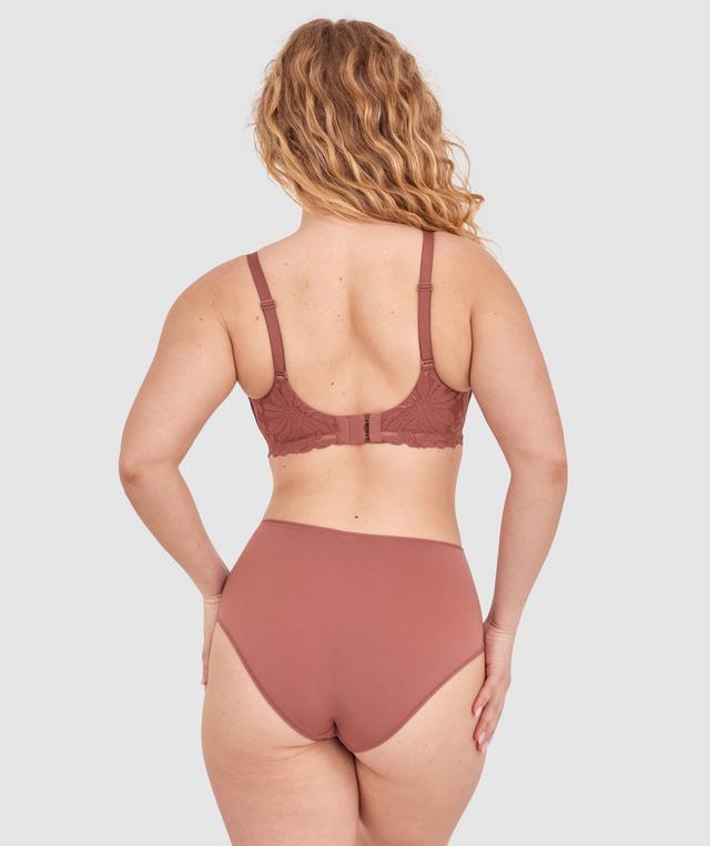 Tay G wears a size 12DD bra and size 12 underwear. She is 161cm tall and has measurements of 92cm bust a 71cm waist and 101cm hips.