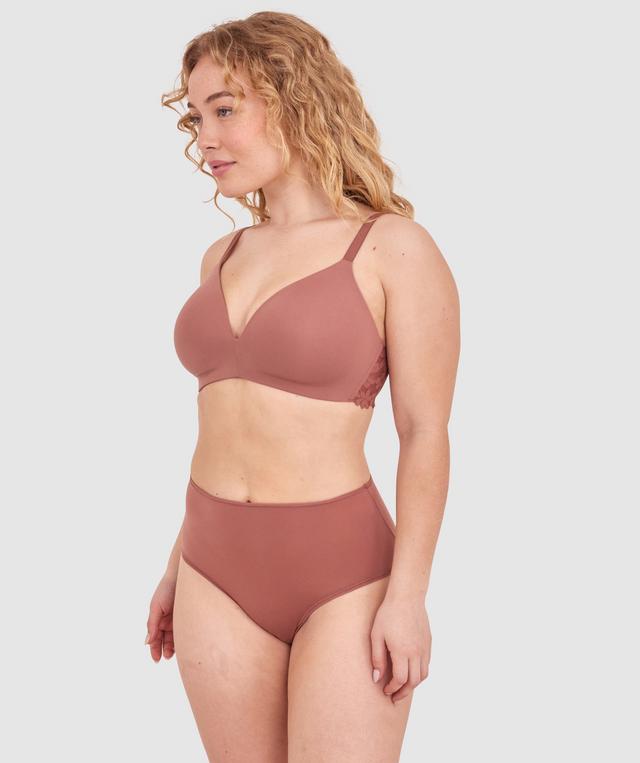 Tay G wears a size 12DD bra and size 12 underwear. She is 161cm tall and has measurements of 92cm bust a 71cm waist and 101cm hips.