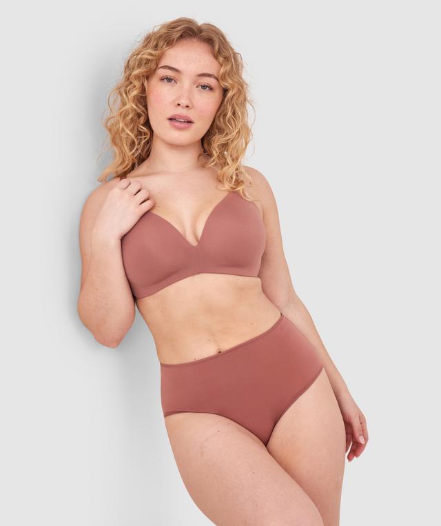 Tay G wears a size 12DD bra and size 12 underwear. She is 161cm tall and has measurements of 92cm bust a 71cm waist and 101cm hips.