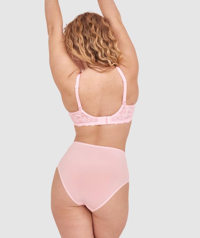 Tay G wears a size 12DD bra and size 12 underwear. She is 161cm tall and has measurements of 92cm bust a 71cm waist and 101cm hips.