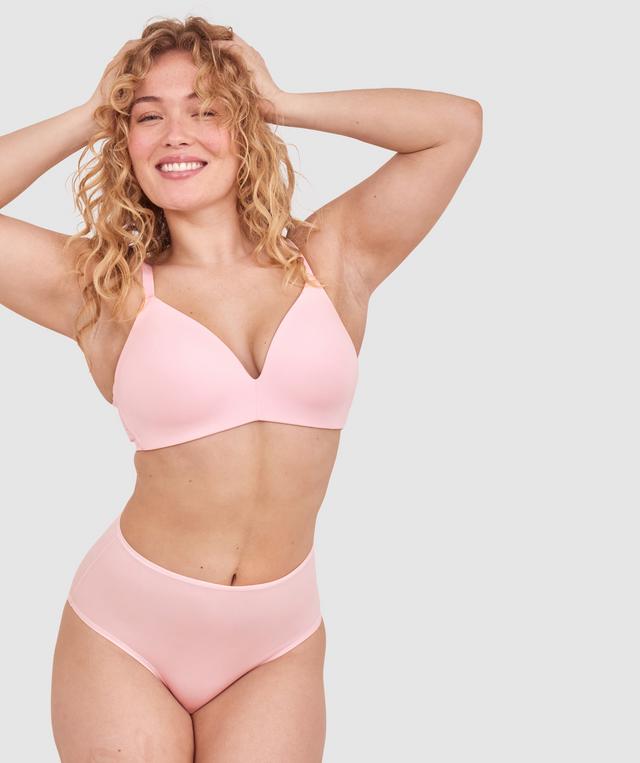 Tay G wears a size 12DD bra and size 12 underwear. She is 161cm tall and has measurements of 92cm bust a 71cm waist and 101cm hips.