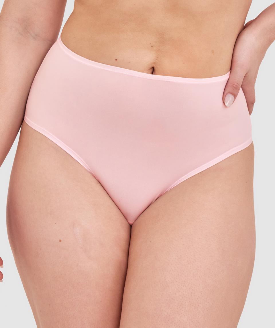 Tay G wears a size 12DD bra and size 12 underwear. She is 161cm tall and has measurements of 92cm bust, a 71cm waist and 101cm hips.