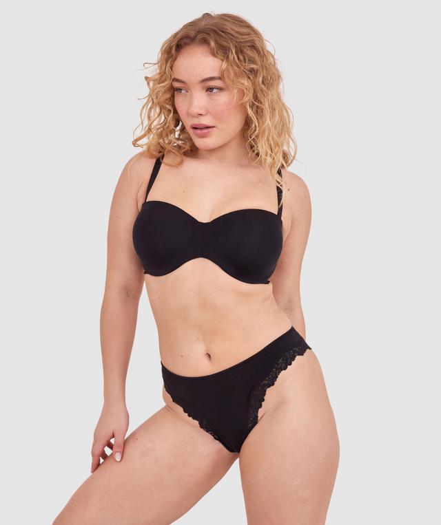 Tay G wears a size 12DD bra and size 12 underwear. She is 161cm tall and has measurements of 92cm bust a 71cm waist and 101cm hips.