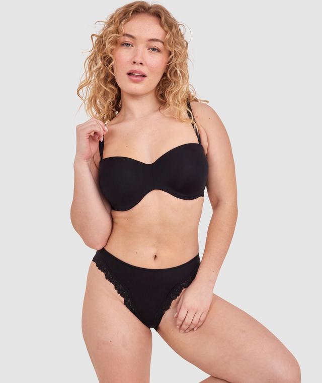 Tay G wears a size 12DD bra and size 12 underwear. She is 161cm tall and has measurements of 92cm bust a 71cm waist and 101cm hips.
