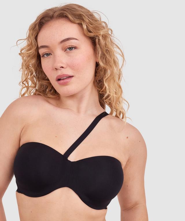 Tay G wears a size 12DD bra and size 12 underwear. She is 161cm tall and has measurements of 92cm bust a 71cm waist and 101cm hips.