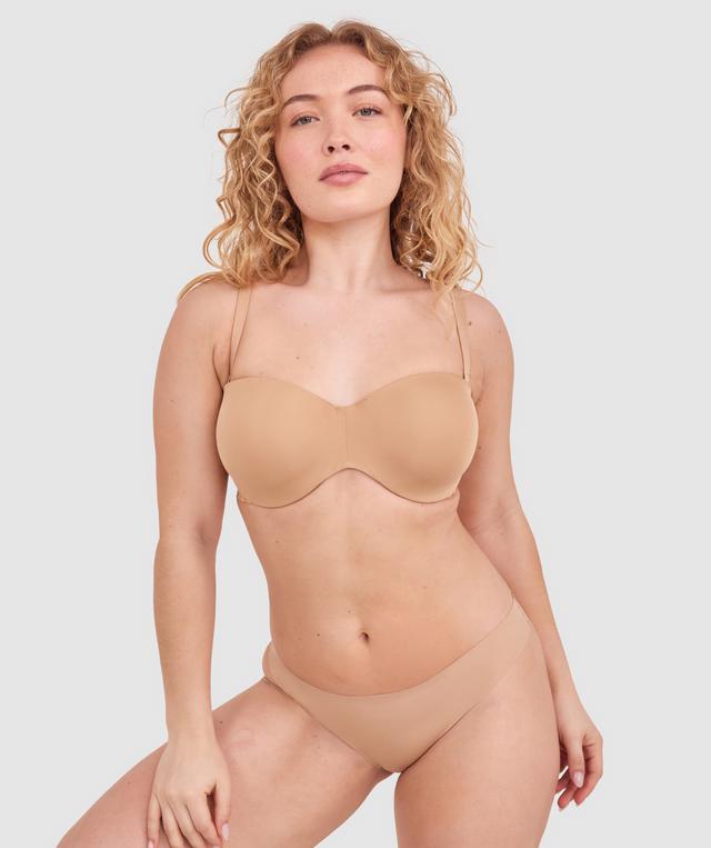 Tay G wears a size 12DD bra and size 12 underwear. She is 161cm tall and has measurements of 92cm bust a 71cm waist and 101cm hips.